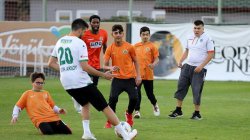 Alanyaspor futbolcuları özel öğrencilerle gösteri maçı yaptı