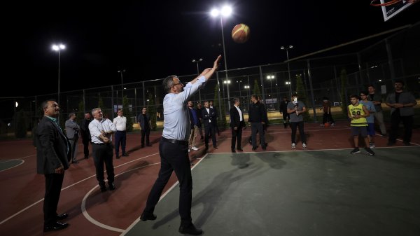 Bakan Kasapoğlu, Çorum'da gençlerle basketbol oynadı