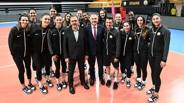 Bakan Kasapoğlu ile Guidetti, Kars'tan gelen kız voleybolcularla buluştu