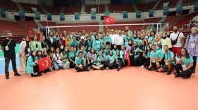 Bakan Kasapoğlu, Voleybol Milli Takımı'nın maçını izledi