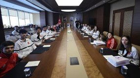 Bakan Osman Aşkın Bak İşitme Engelliler Voleybol Milli Takımlarını kabul etti