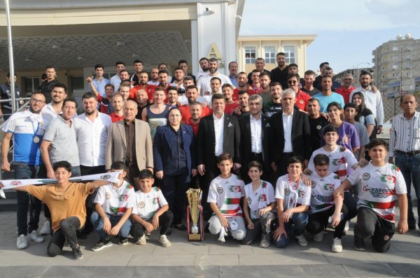 Balkan Şampiyonu Cizre Belediyespor'a coşkulu karşılama