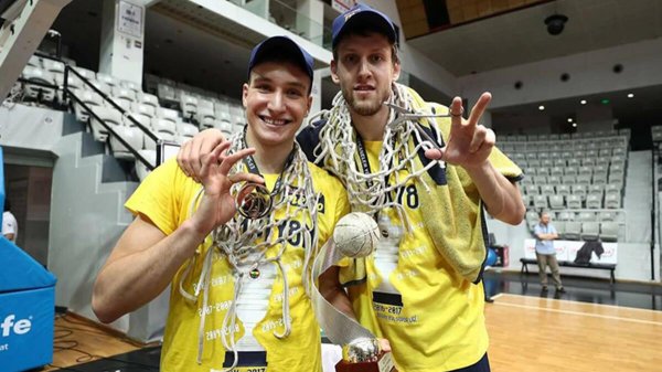 Bogdan Bogdanovic ve Jan Vesely'nin formaları destek için satışta