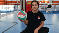 Ceren Özçelik, ne eğitimden ne de voleyboldan koptu