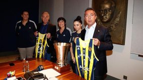 Fenerbahçe, FIBA Süper Kupa'yı başkan Ali Koç ve yönetim kurulu üyelerine götürdü