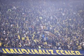 Fenerbahçe - Galatasaray derbisine taraftarlar akın etti! Mesut Özil detayı dikkat çekti