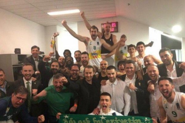 Frutti Extra Bursaspor soyunma odasında coştu! İşte o görüntüler...