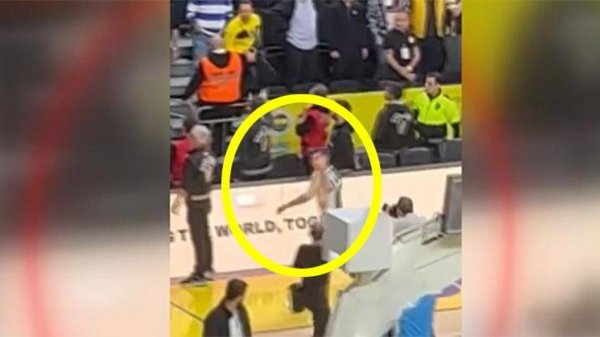 İZLE | Eski Fenerbahçeli Kostas Sloukas'tan taraftara olay hareket!