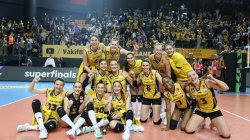 Lider VakıfBank normal sezonu galibiyetle kapattı