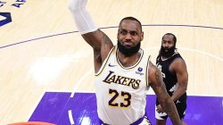 Los Angeles derbisine LeBron James damgası!