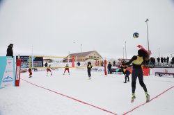 Sivas ve Kahramanmaraş'ta kar voleybolu heyecanı