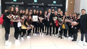 U19 Kız Milli Voleybol Takımı, çiçeklerle ve alkışlarla karşılandı