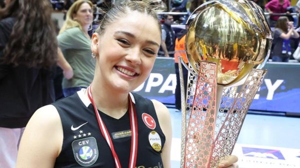 Vakıfbank'ın yıldızı Zehra Güneş rekora koşuyor